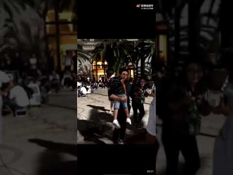 张哲瀚 超级喜欢小孩子，20岁就想有自己的孩子。Zheng Zhehan loves little kids