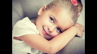 Ребенок смешно поет  Child funny sings