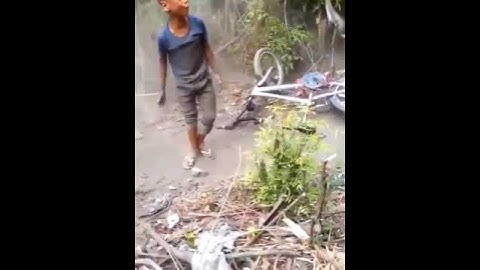 Niño Dominicano cae bici