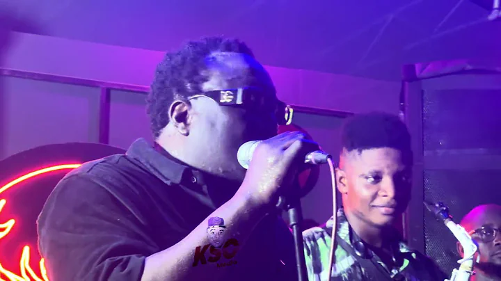 King Osupa's terrifying performance at one of the biggest Lagos lounges