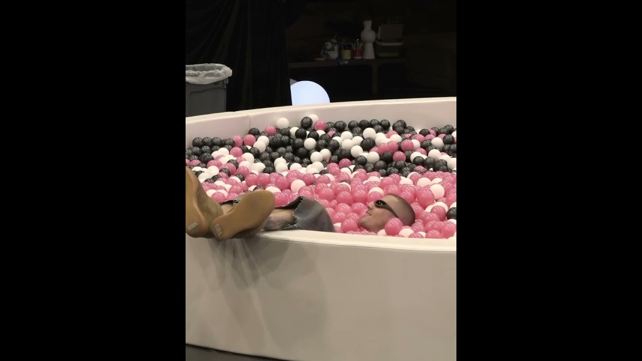 Justin Bieber en la piscina de pelotas en directo de Twitch (29 de octubre) 