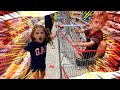 Duas crianças fazendo compras no mercado