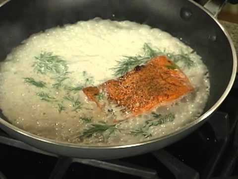 Video: Salmon Dengan Saus Krim Dengan Sampanye