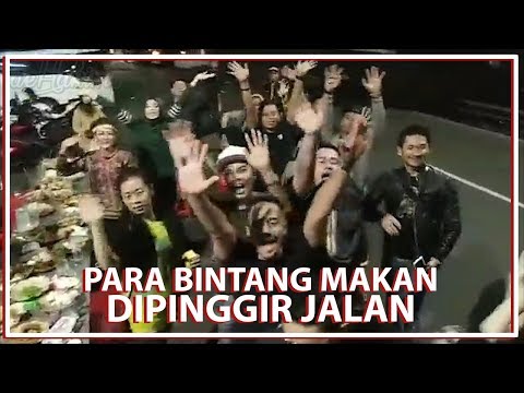 Para Bintang Makan di Pinggir Jalan