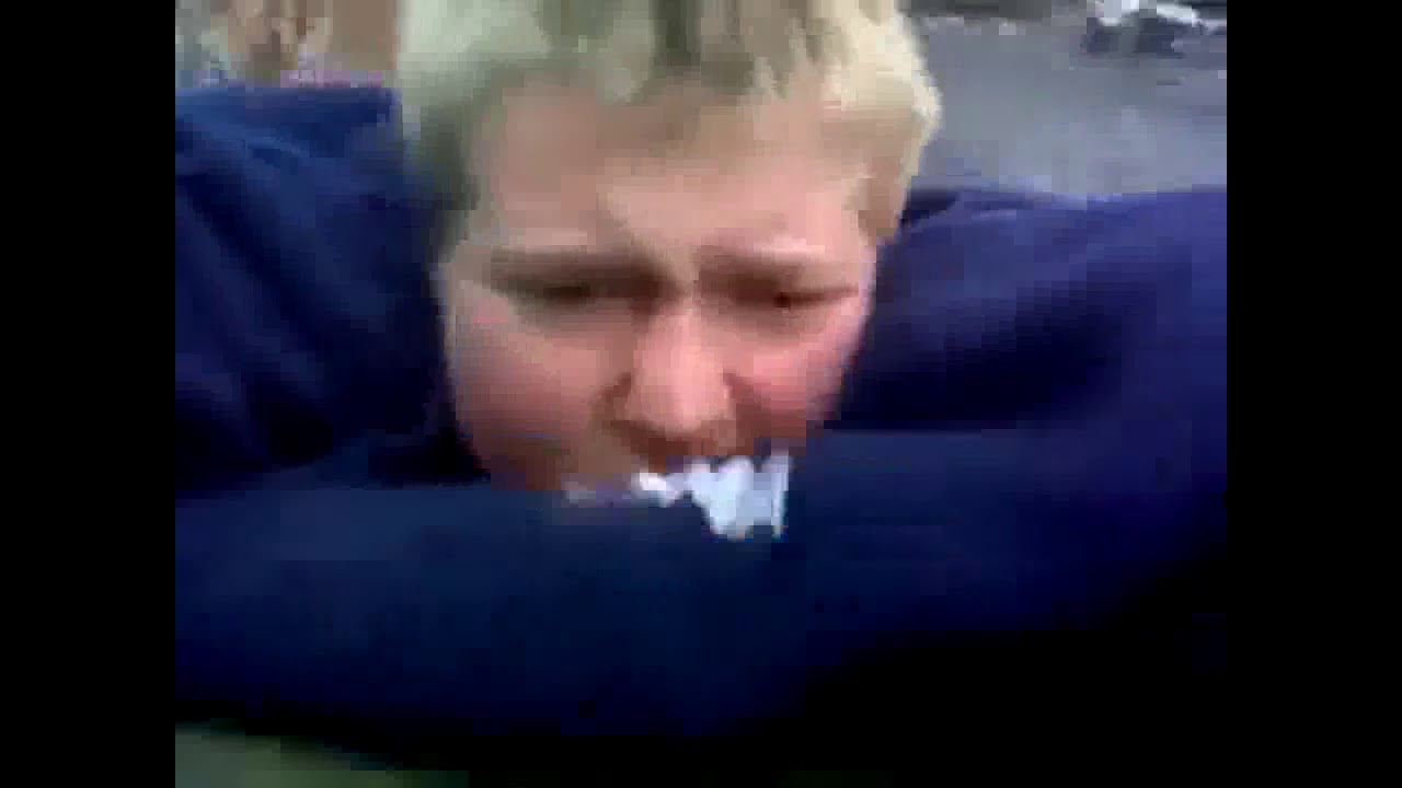 Денчик слазит