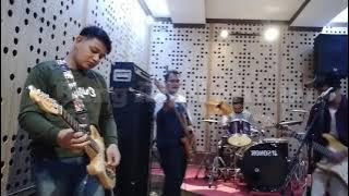 Ungu Masih di sini cover Studio