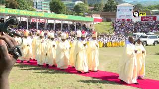 Tuwaombee Mapadre Wetu. Karibu Ujionee Wimbo Mzuri Ulivyo Imbwa Kwa Sauti Nzuri Wakati Wa Misa.