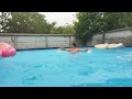 Плаваю в ливень в бассейне