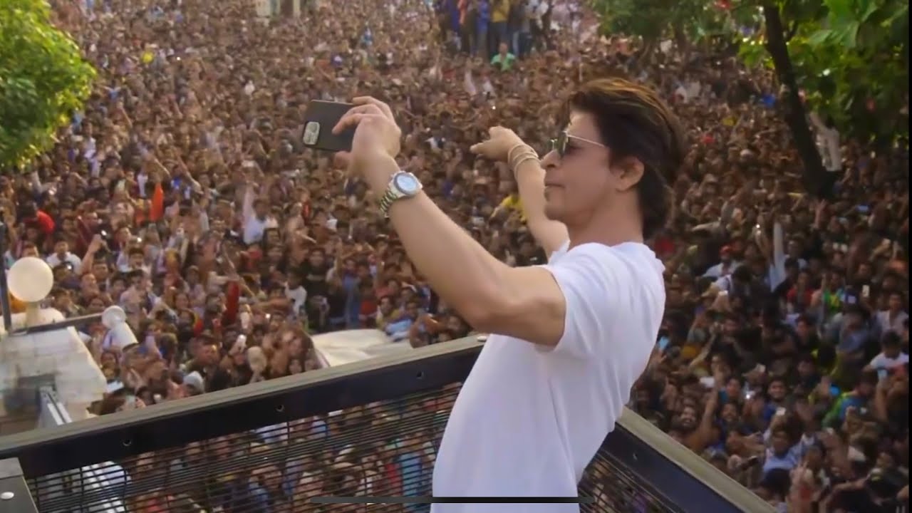 Shah Rukh Khan 57th Birthday at Mannat | Shahrukh Khan's birthday ...