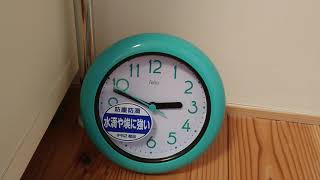 Felio　置・掛両用防滴バスクロック　バブルコートブルー　置時計として　動作鑑賞