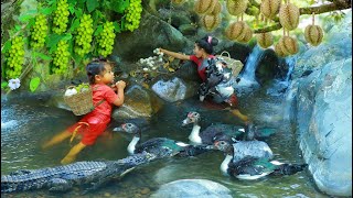 Primitive baby boy with Mother find food 3 times for Survive - cooking duck Crocodile for eat