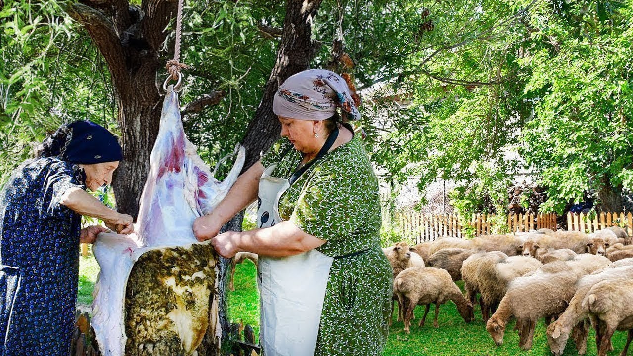 Бабушка Роуз разделывает молодого ягненка к празднику Ид аль-Адха и готовит вкусные рецепты