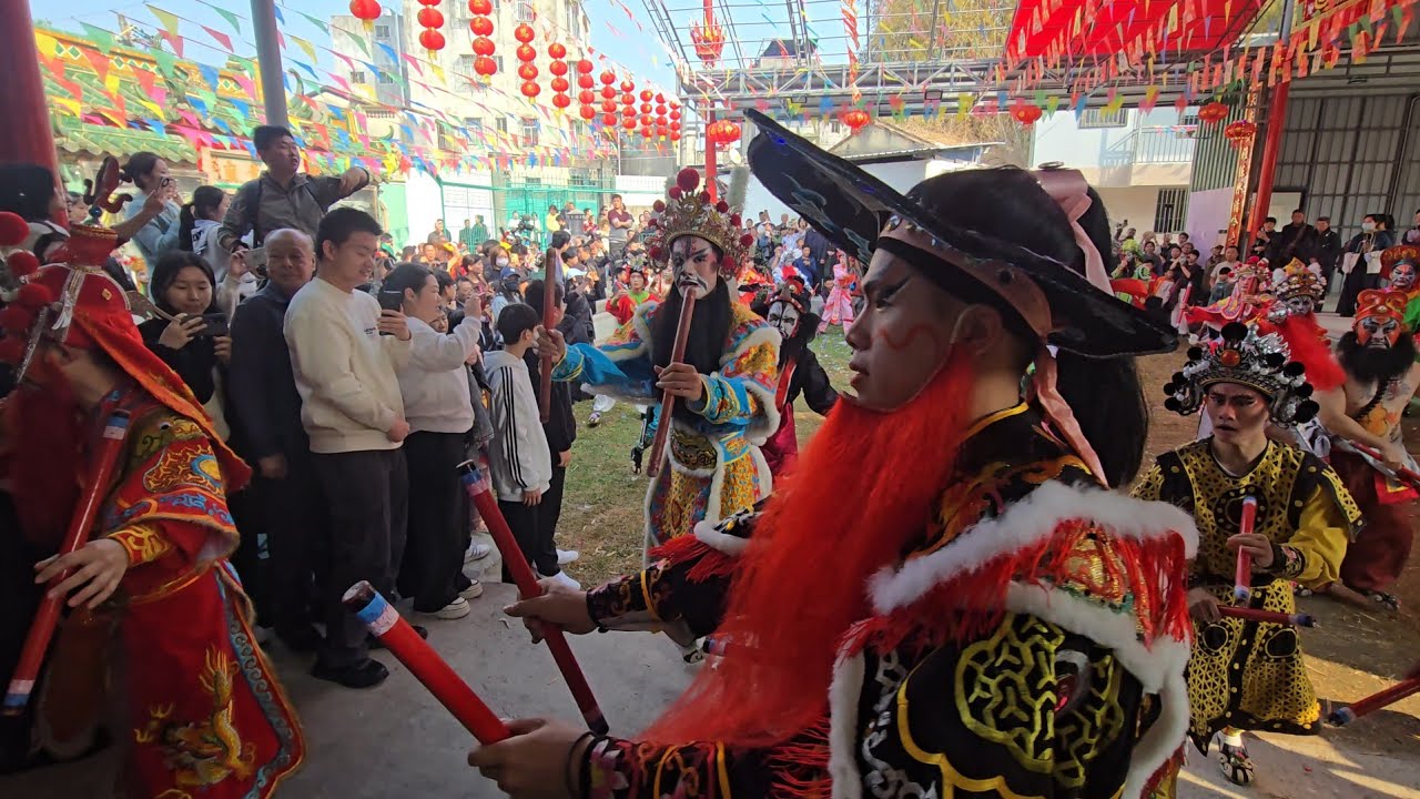 30,000 Steps at Chinese New Year in Shantou  🇨🇳 ตามขบวนแห่เจ้า จบด้วยพลุตรุษจีน 🎆