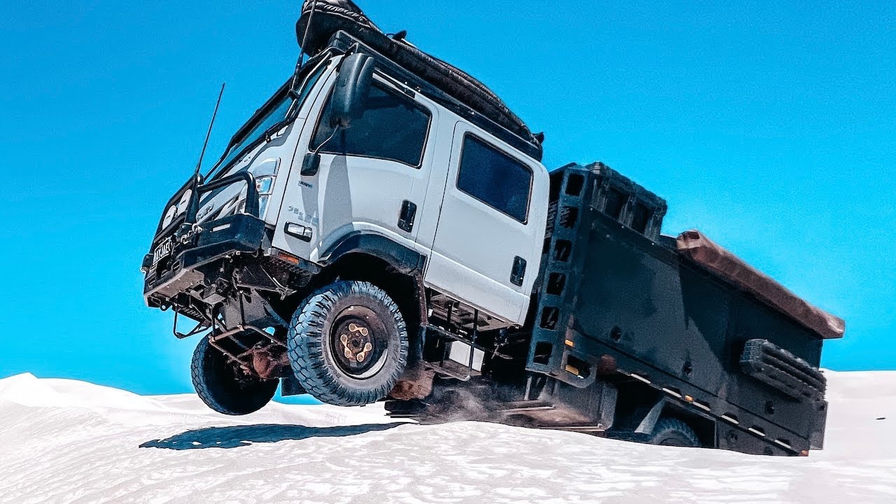 В воздухе, в болоте, в хаосе! ​​Выжимаем из нашего грузовика всё, на что он способен, на песчаных...