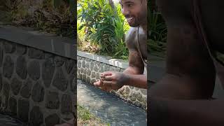 Tarzan Amerika Ternyata Punya Tangan Dewa Seperti Dede Inoen Berhasil Tangkap Kadal 