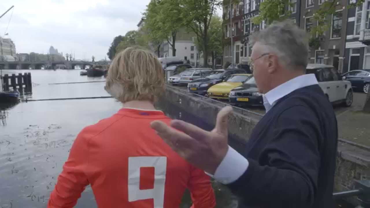 Guus Hiddink en Arthur en Lucas Jussen spelen piano en voetbal