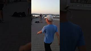 Знаменитая французская песня на набережной романтика заката #музыкаулиц #слушатьмузыку #travel