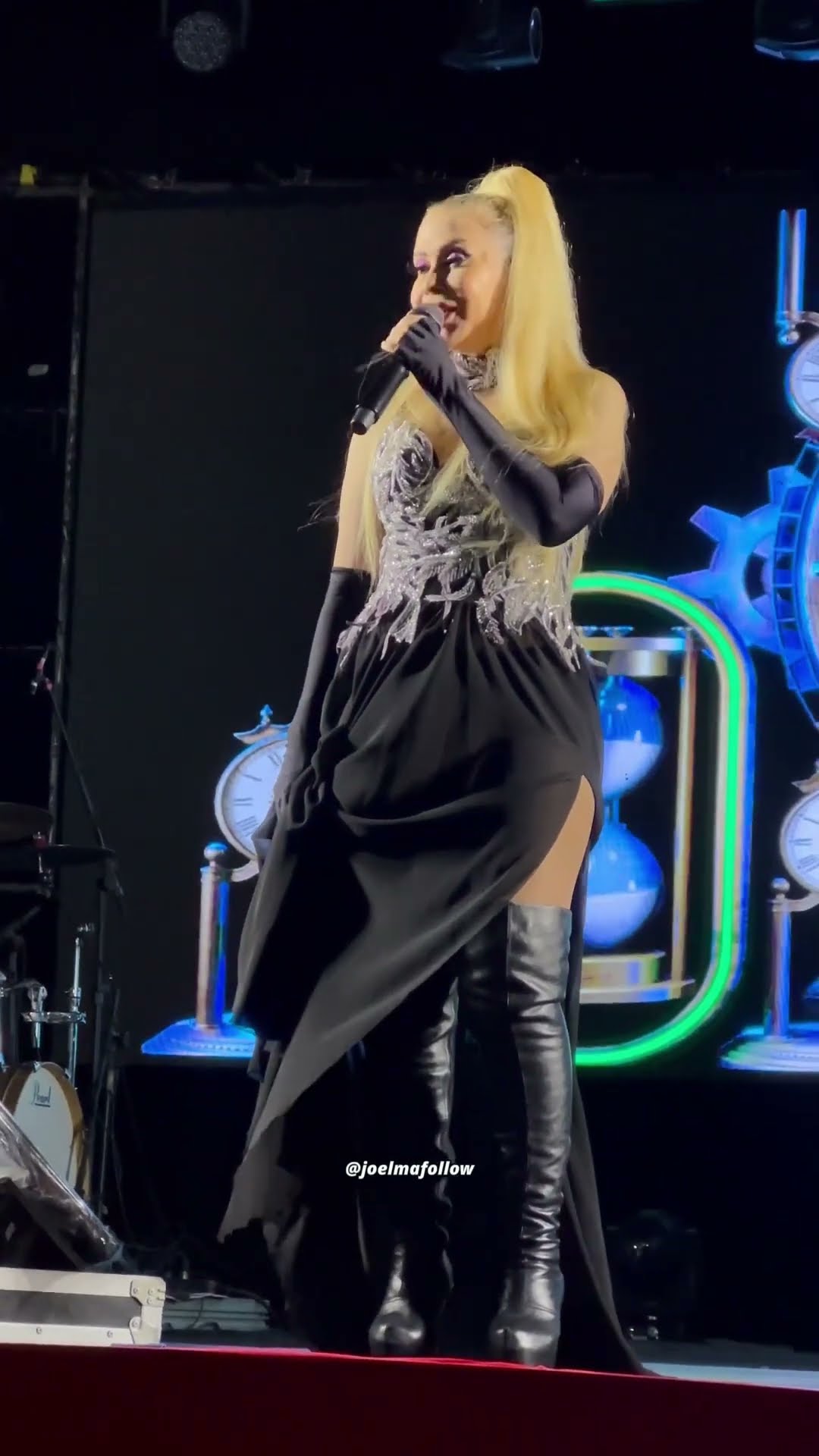 Joelma surpreende os fãs e canta Máquina do Tempo