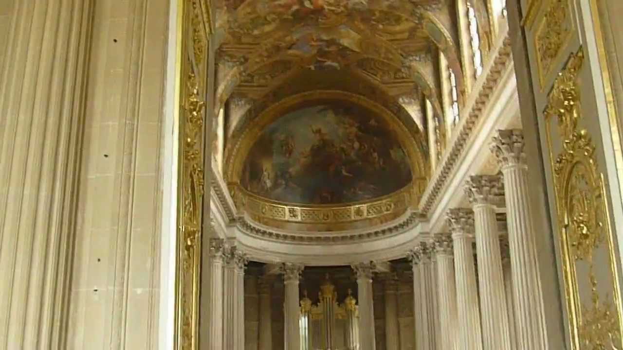 Versailles recorriendo una de sus Salas