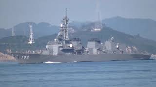 護衛艦「はるさめ」秋晴れの瀬戸内海を航行。