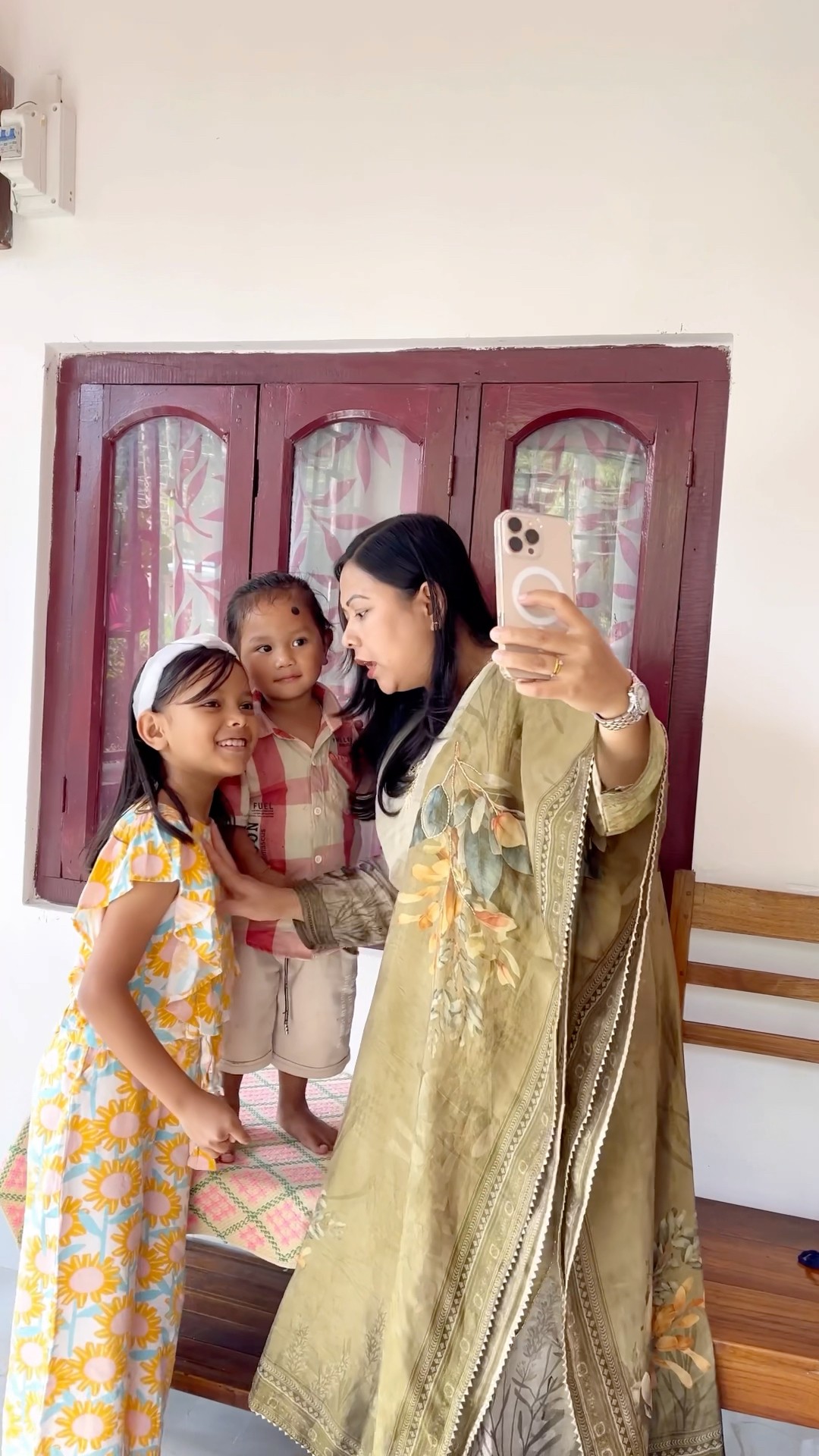 Mummy Ne Reedishna K Sath Photo Nehi Le
