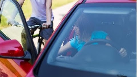 New Highway Code rule will fine drivers £1,000 for opening door with wrong hand