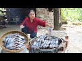 Traditional smoked fish recipe - How to make smoked fish at home - Mother and daughter cooking