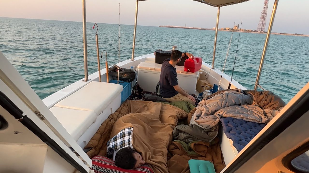 Кемпинг на лодке на островах Кувейт и приготовление нашего улова с рыбалки и троллинга