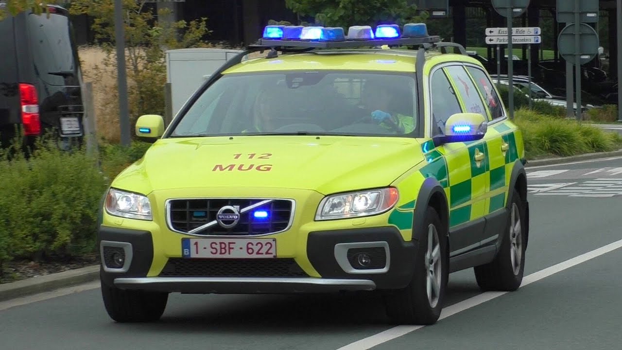 [Federal Signal Vision SLR Lightbar] Ziekenwagens en MUG met spoed bij het AZ Delta in Rumbeke!