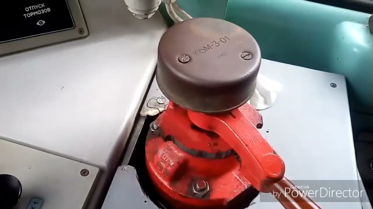 Машиниста проклял диспетчер? Или Гремлин в электровозе? А вы как думаете? 