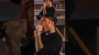 Fedez indossa la fede pace fatta con Chiara? Cosa vuol dire?