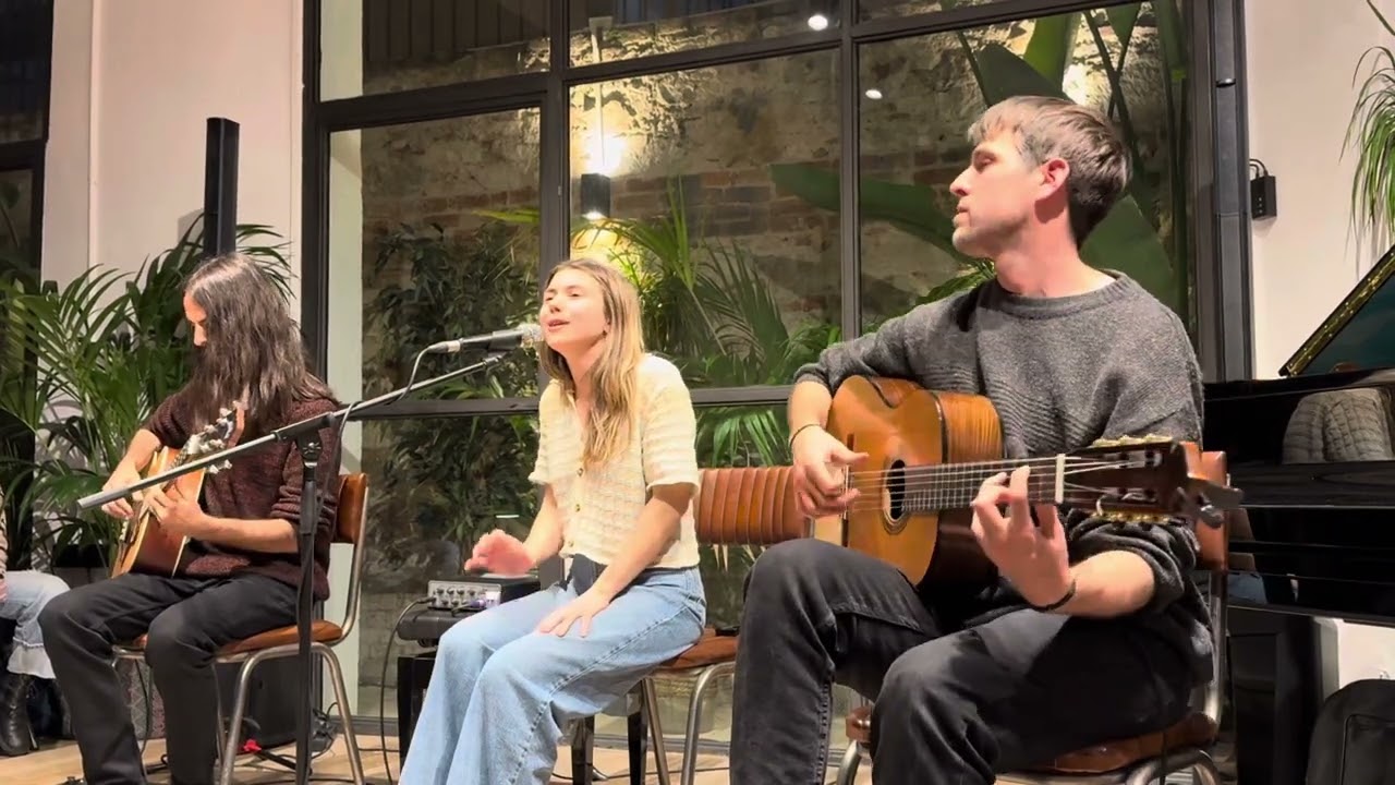 Assista a Complicated. Hayley Reardon with Figueres brothers. Llibreria Byron, Barcelona. January 21, 2024. no YouTube Assista a Complicated. Hayley Reardon with Figueres brothers. Llibreria Byron, Barcelona. January 21, 2024. no YouTube