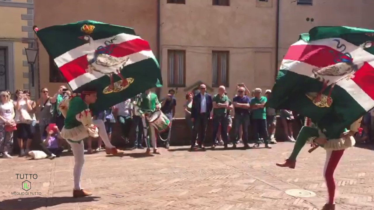 Contrada dell'Oca sbandierata prima di piazza del campo