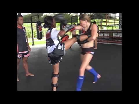 Muay Thai champion girls sparring: Quinty vs Nina