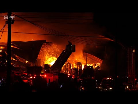Casi 12 horas tomó controlar gran incendio en Durán