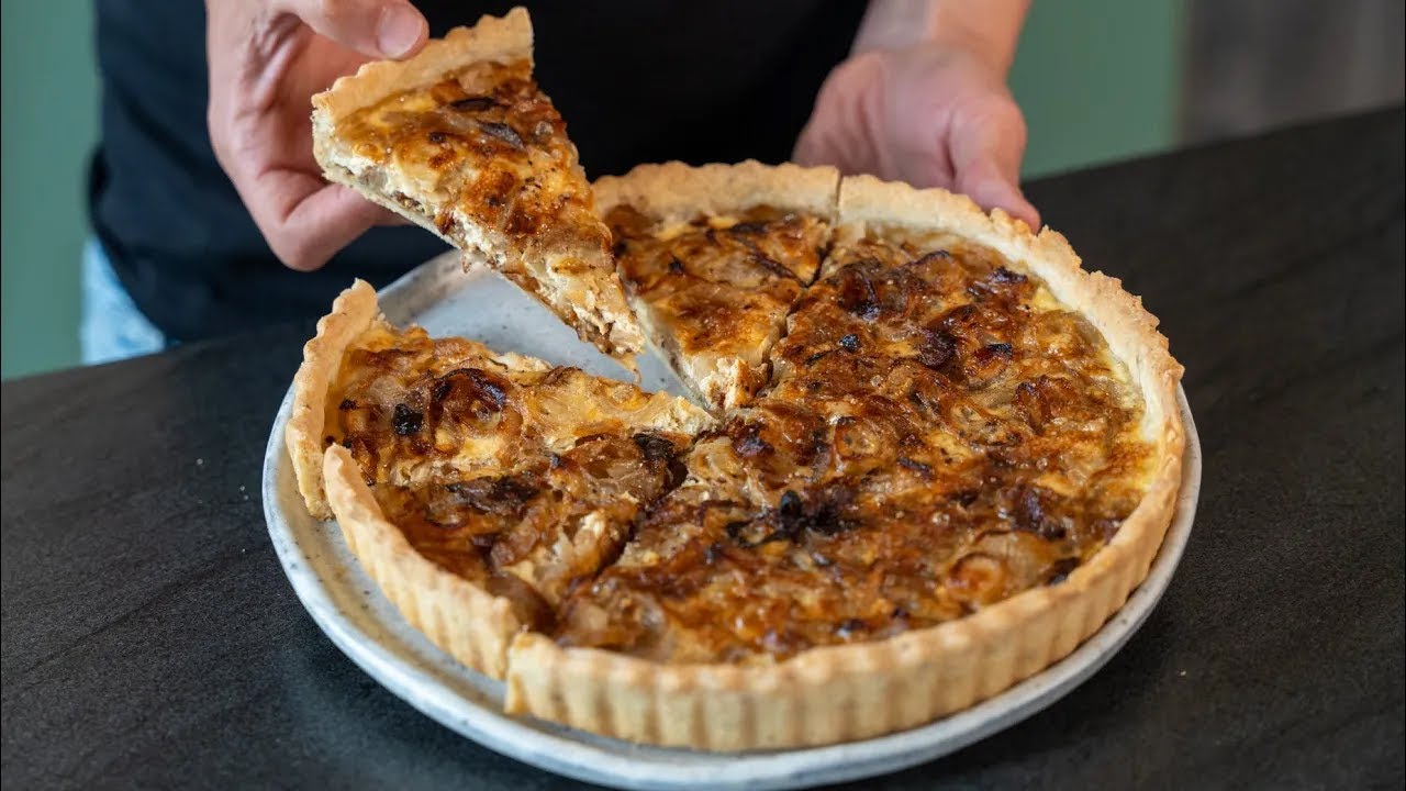 Tarte à l’oignon fondante de grand-mère chaude ou froide et pâte maison effet feuilleté 🧅