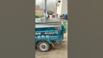 Use Electric Tricycle To Transport Concrete To Harden Yard Ground