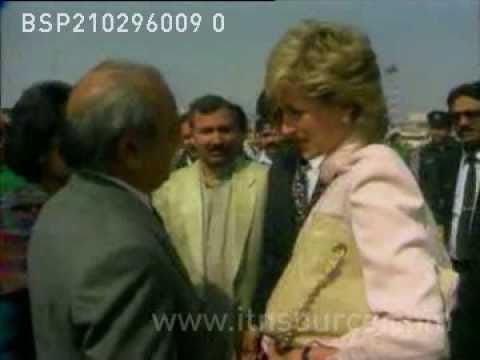 Princess Diana visits hospital in Pakistan (1)