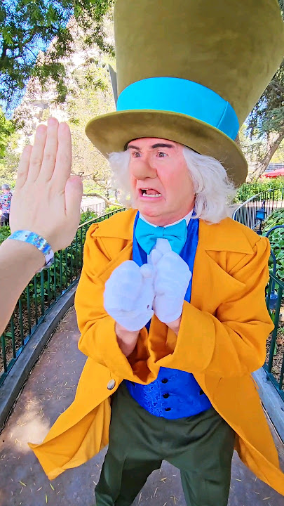 SURPRISING Different DISNEY CHARACTERS With A HIGH FIVE!! #shorts ✋🏼🏰