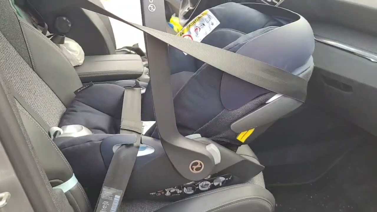 Bien installer un siège auto coque (cosy) avec la ceinture en