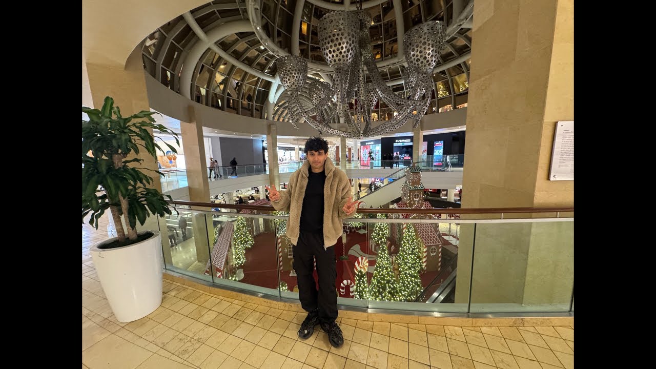 irl stream in Canada square one mall 