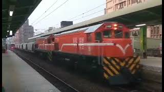 110/8/31日7501次貨列車R152+R106+6穀斗+4敞+3黑石斗+4篷+5敞+守車 竹北站通過(由湖口鐵道迷親自拍攝)