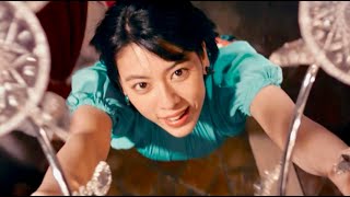 三吉彩花が高級レストランでシャンデリアにぶら下がり！映画『ダンスウィズミー』本編映像