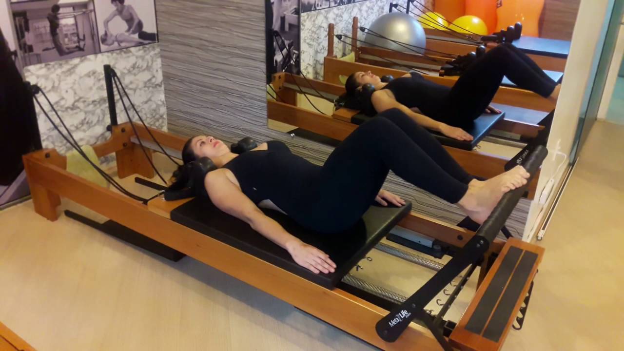 Sequência de exercícios do método Pilates executados nos aparelhos