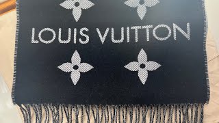Louis Vuitton Essential scarf