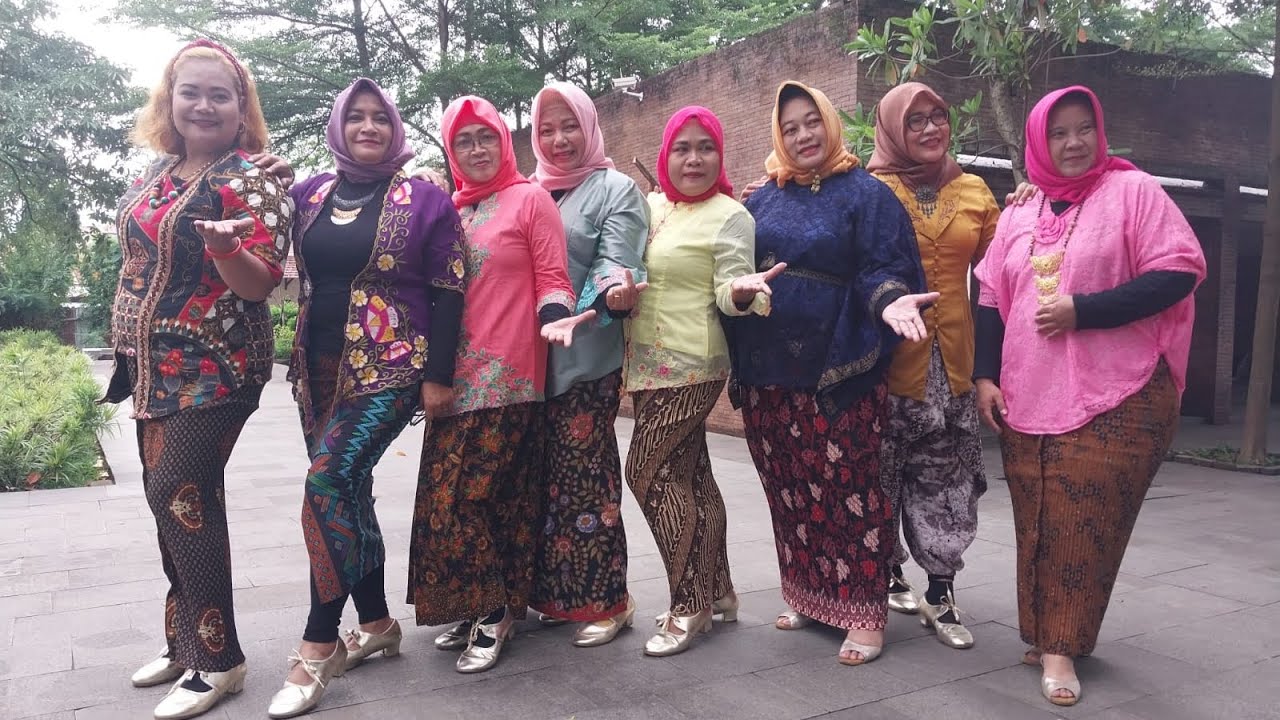 Rondo Ngarep Omah Line Dance  by PLG Pecel Lele Group