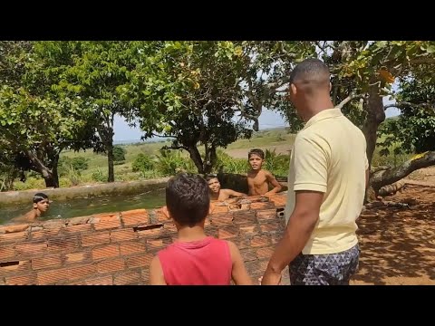 OS MENINOS TOMANDO BANHO NA CAIXA D'ÁGUA | RECEBIR UMA VISITA!