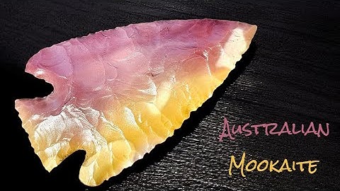 Flintknapping Mookaite Jasper.