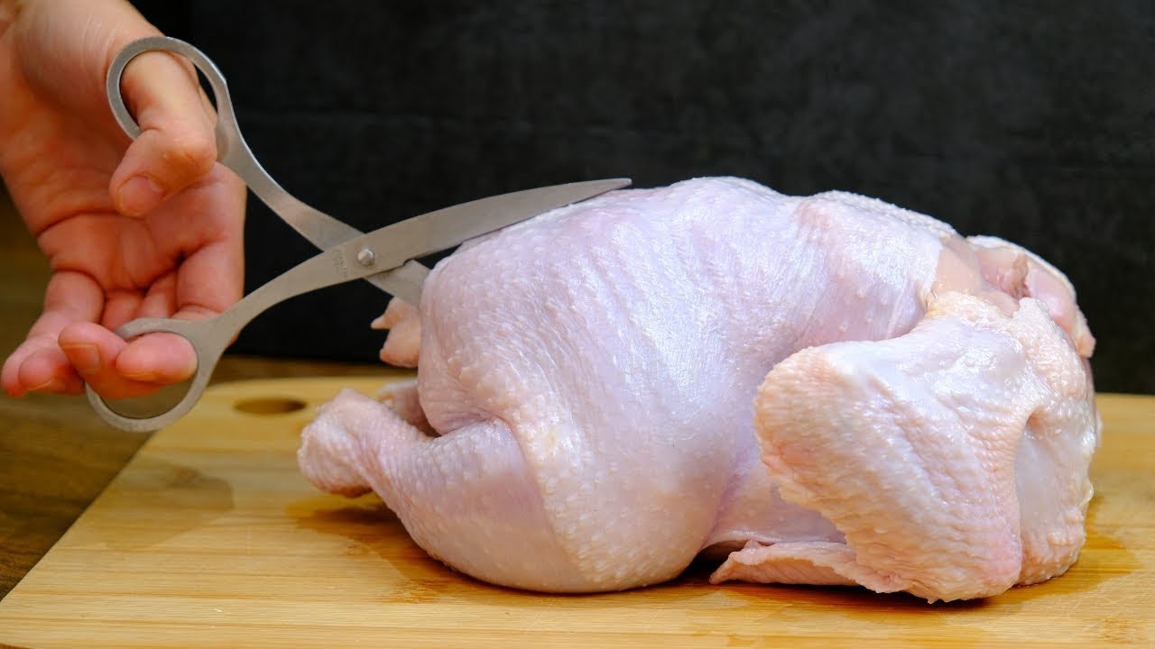 ⁣Вырезаем курице хребет – результат поразит всех своей сочностью, вкусом и ароматом