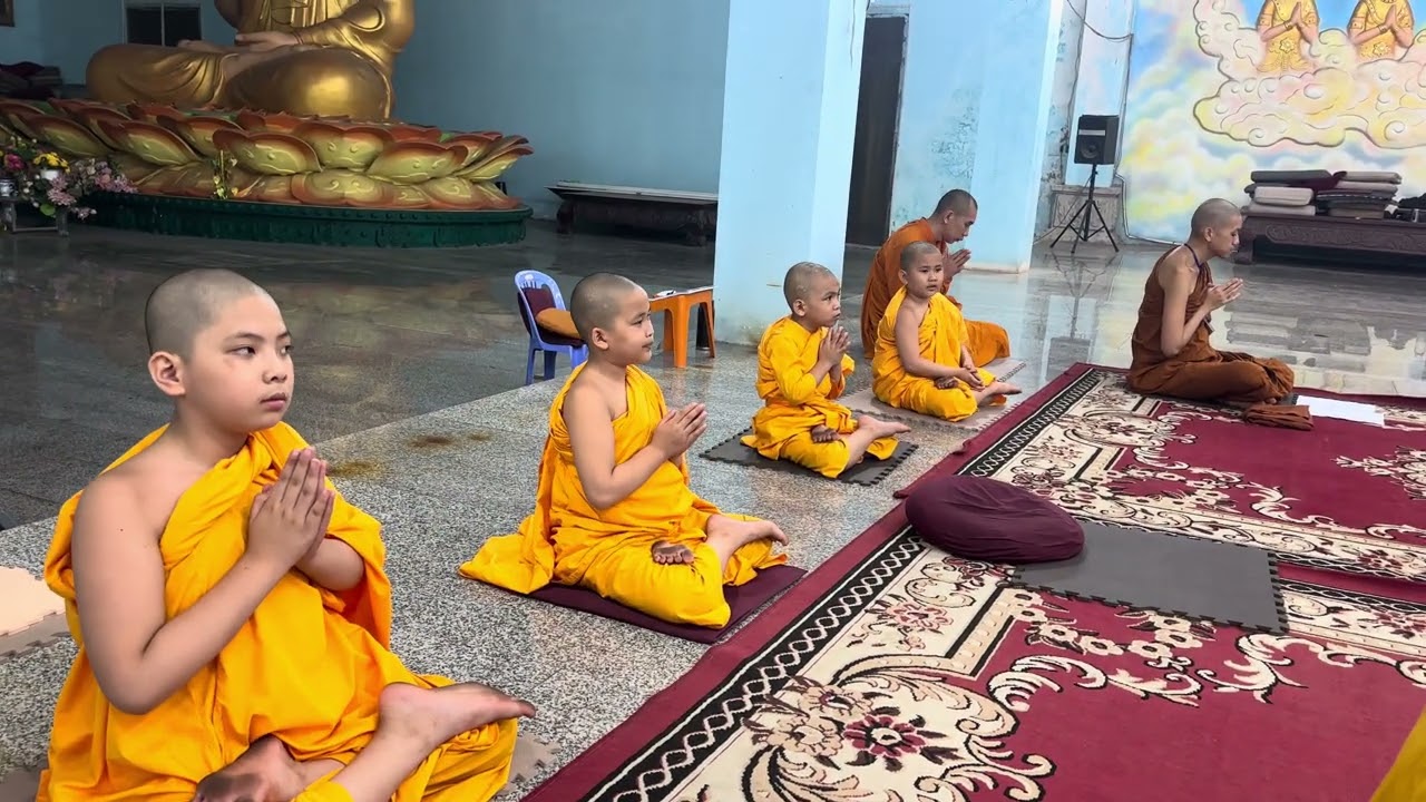 Ngài thiền sư cùng Rải Tâm Từ với Thiền sinh 